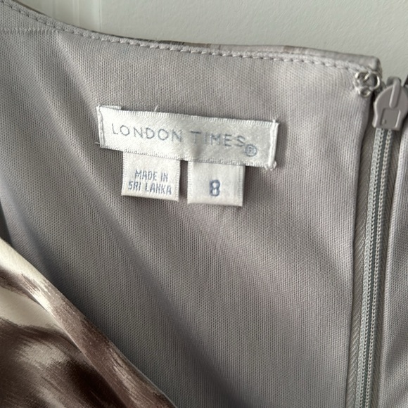 Floral Silver Grey Creme Pattern • Midi Dress • Size 8 - Picture 5 of 6